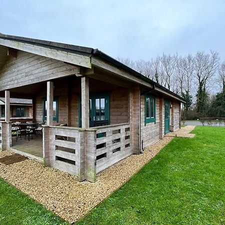Lilly Lodge, Lake Pochard South Cerney Exterior photo