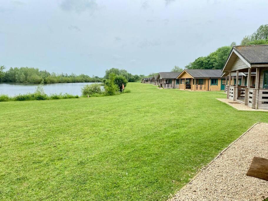 Lilly Lodge, Lake Pochard South Cerney Exterior photo