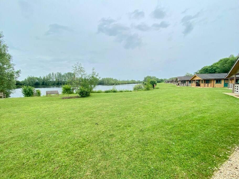 Lilly Lodge, Lake Pochard South Cerney Exterior photo